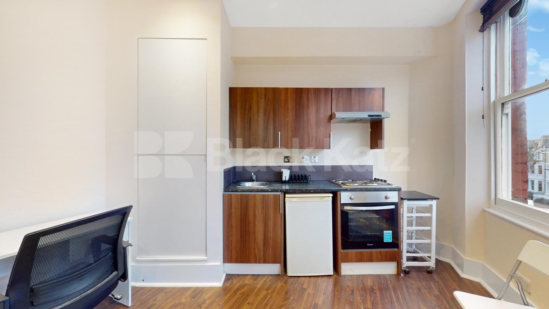 Modern one bed set within a large period house mins to tube and shops Sutherland Avenue, Maida Vale